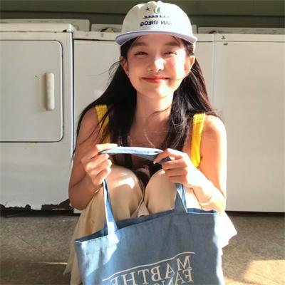 就这样，我们把金鱼放入了泳池